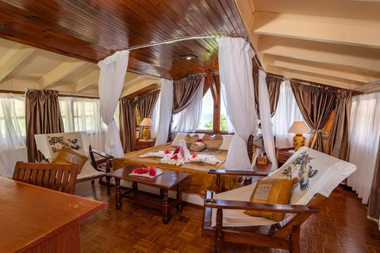 Holiday home Spacious House With Shared Pool In Machabee Seychelles
