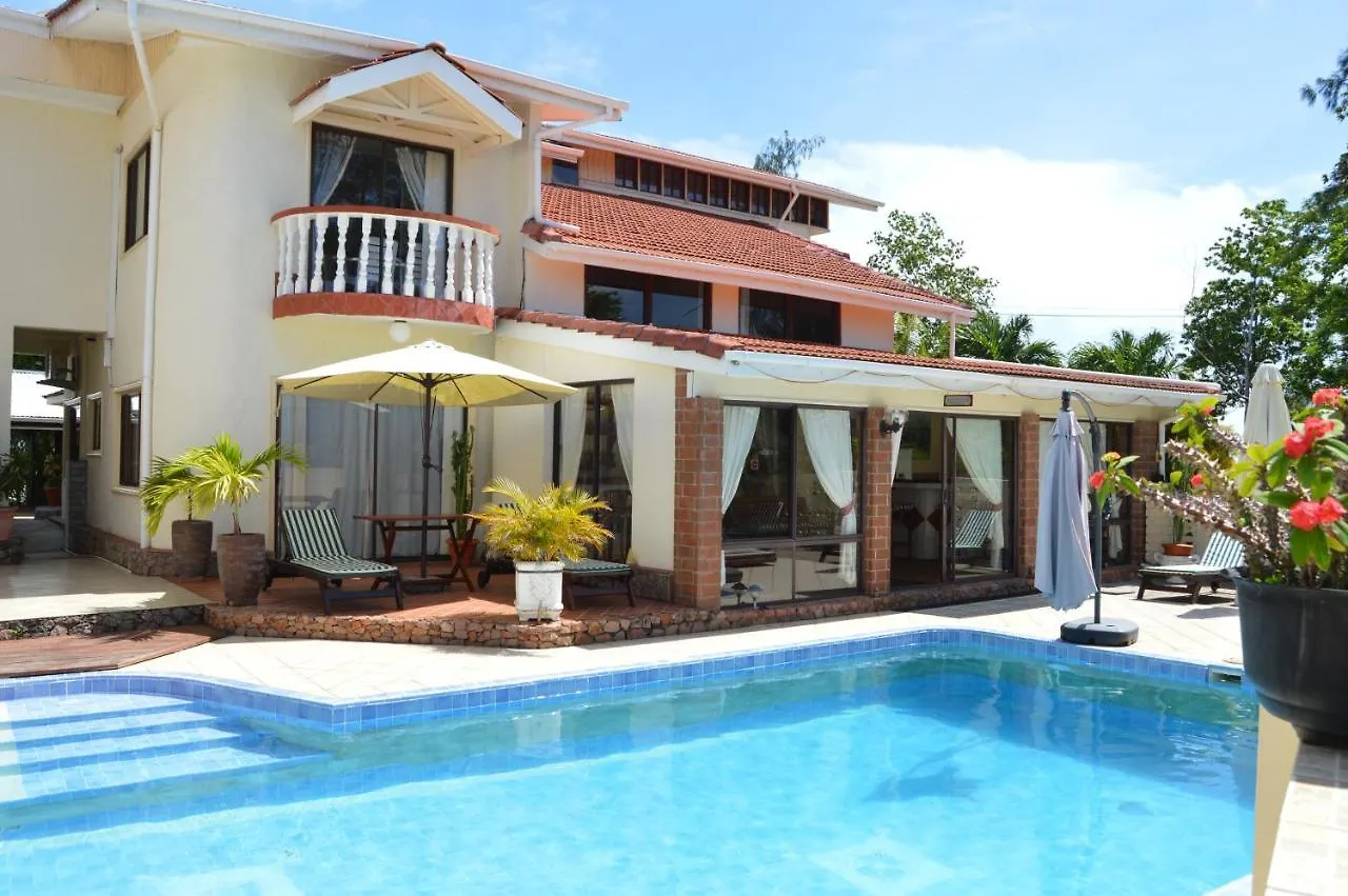 Spacious House With Shared Pool In Machabee