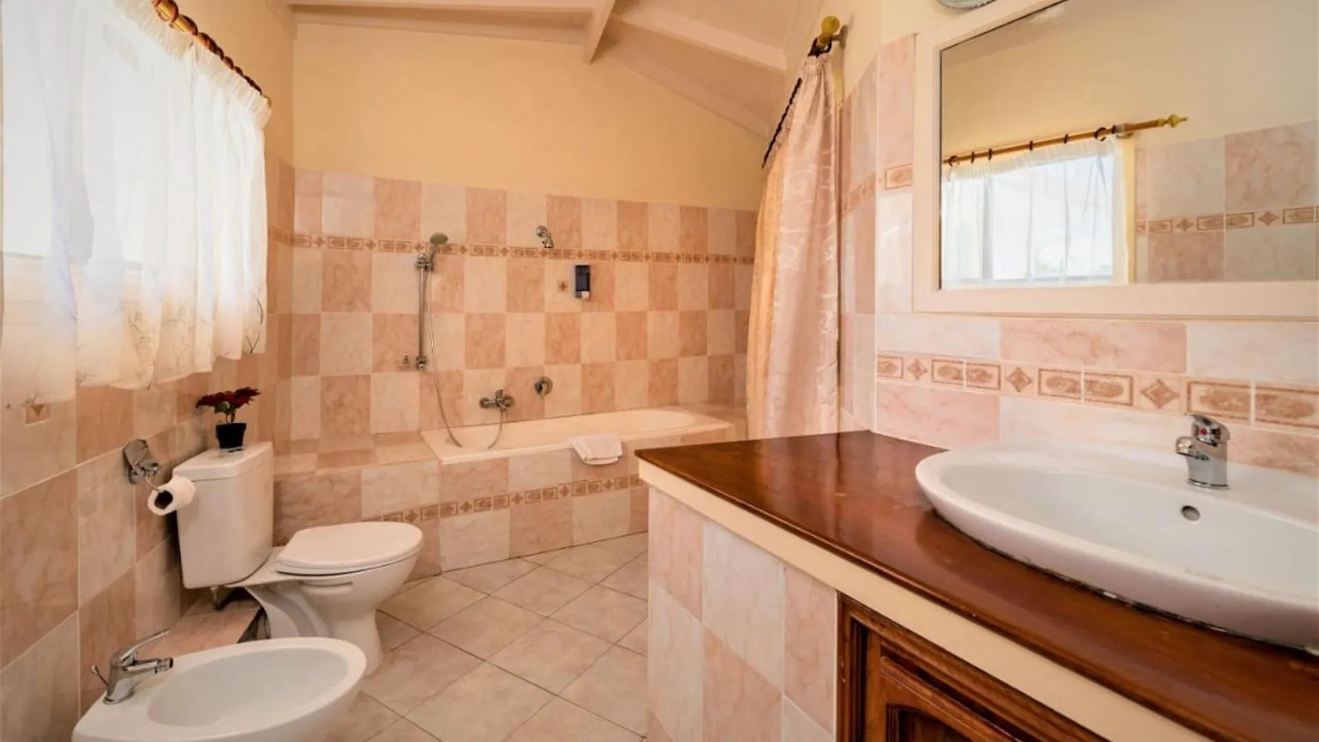 Spacious House With Shared Pool In Machabee 0*,