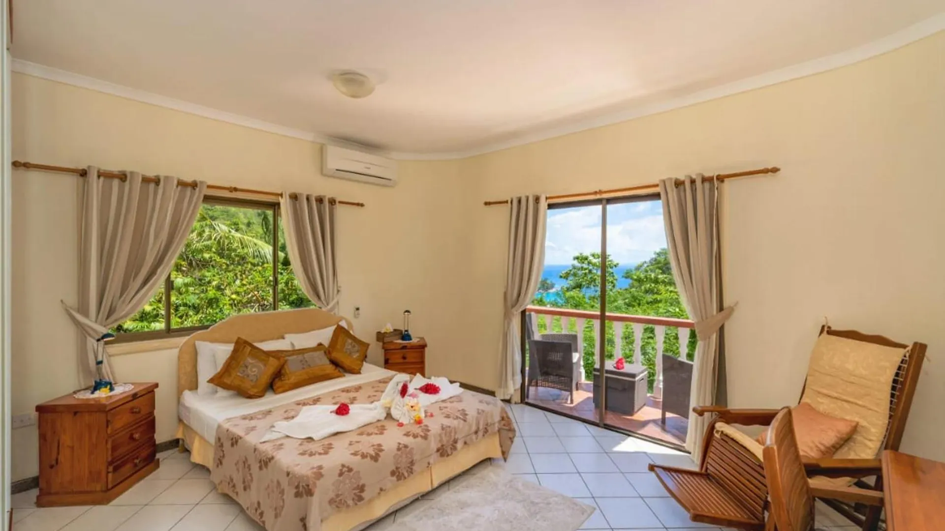 Spacious House With Shared Pool In Machabee Seychelles
